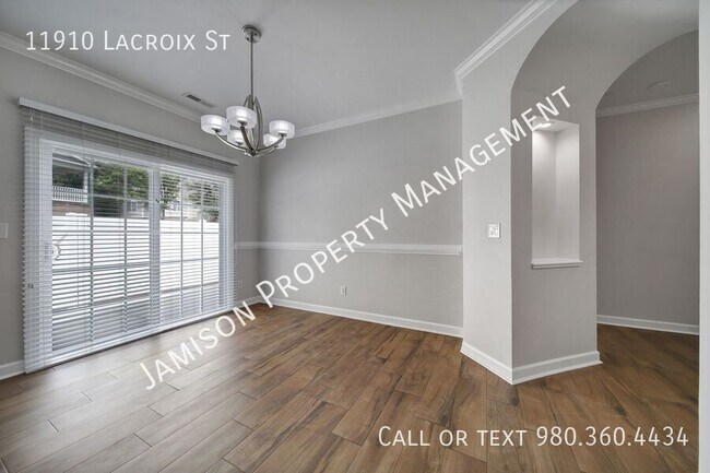 Building Photo - 11910 Lacroix St