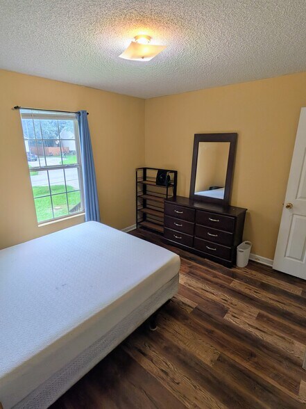 Building Photo - 228 Chesterton Dr