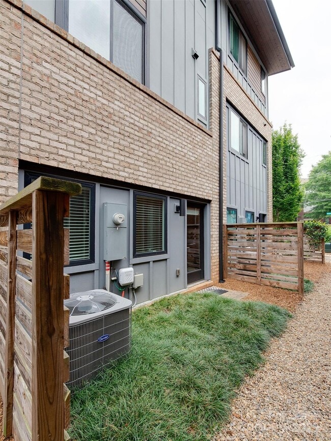 Building Photo - 225 Domain Way