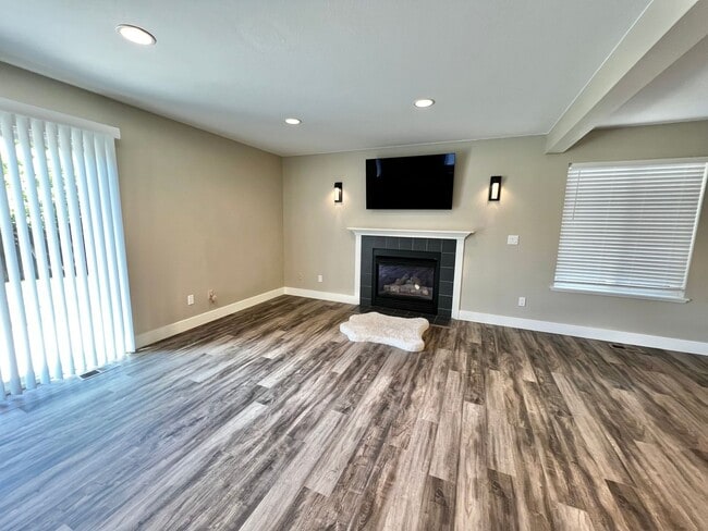 Building Photo - Spacious 3 bed, 2.5 bath home in Central Fort Collins