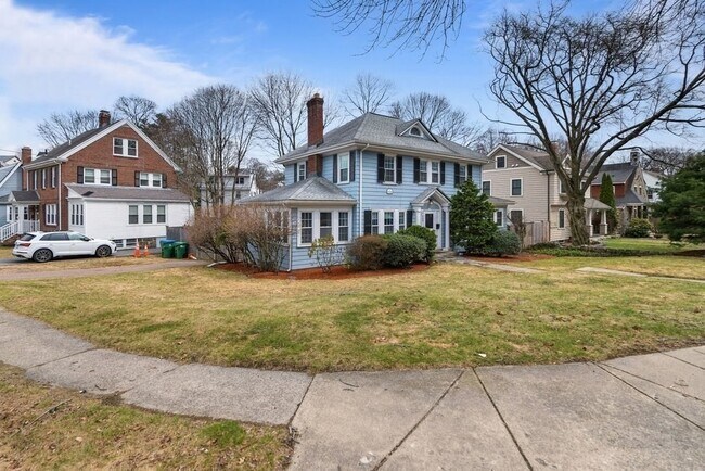 Building Photo - 859 Fellsway W