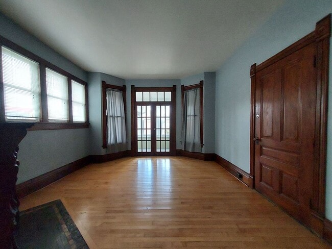 Building Photo - Large Main floor Duplex (1 Bed) Close to Uptown