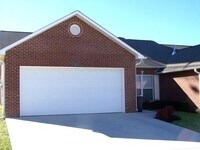 Building Photo - 2 bed, 2 bath, 2 car garage ranch style townhouse in N. Knoxville