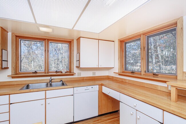 Building Photo - 1424 Bradford Dr