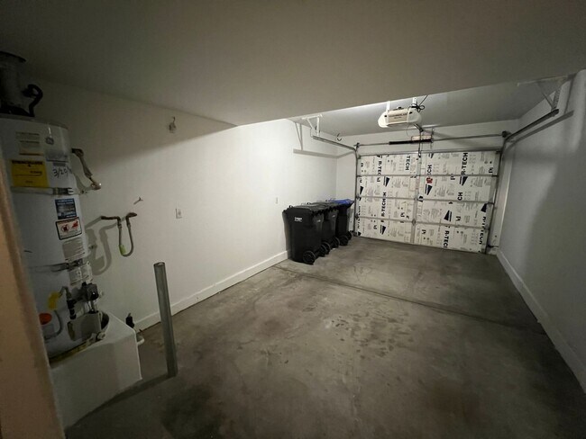 Building Photo - Spacious 2bed/ 2.5 bath Townhouse in Gated...