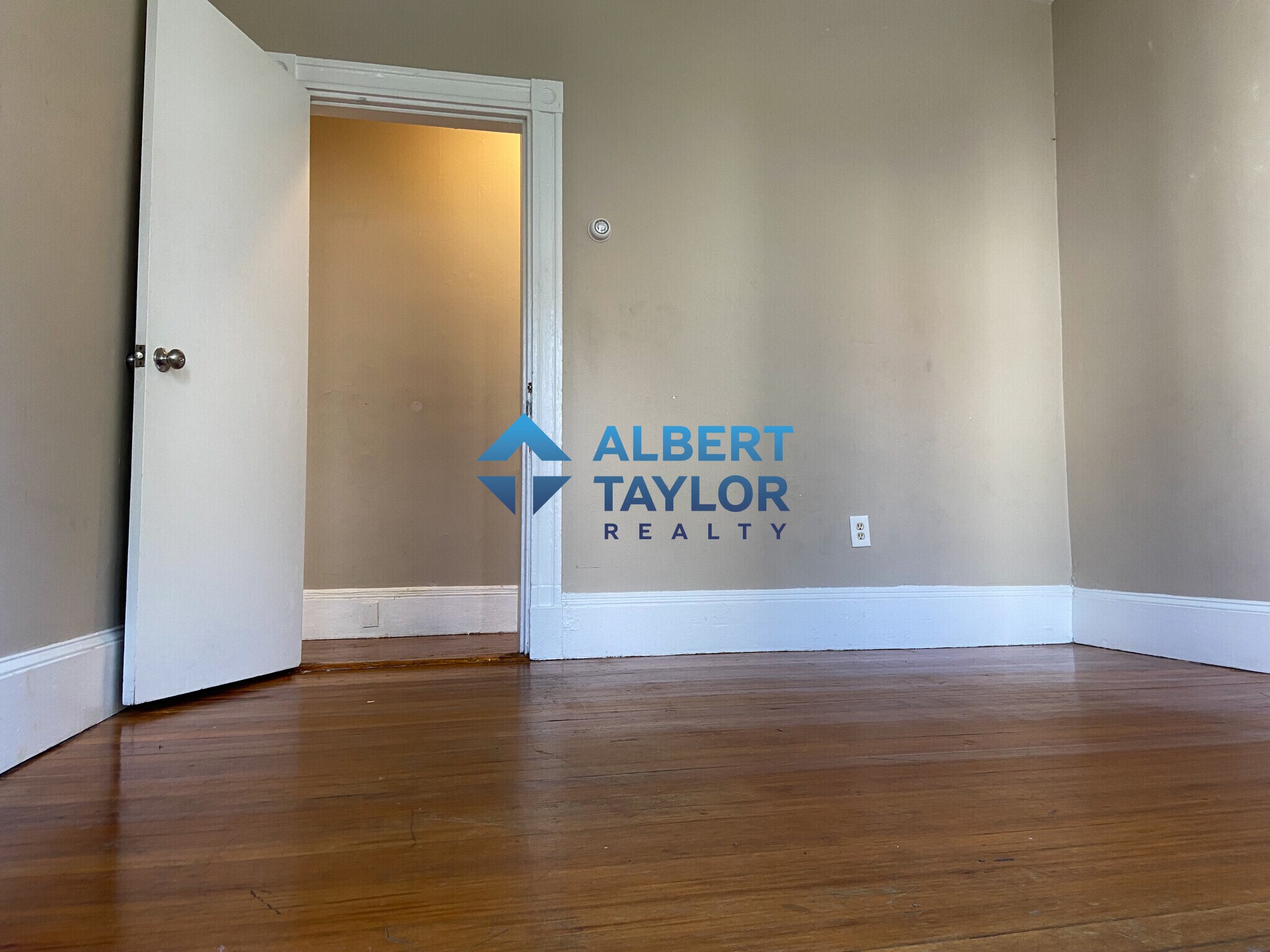 Building Photo - 8 Sunset St