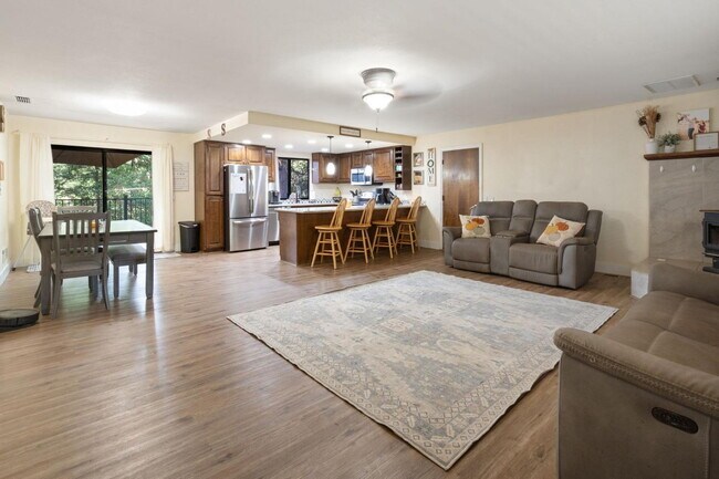 Building Photo - Rare 4-bedroom home in Camino for rent!