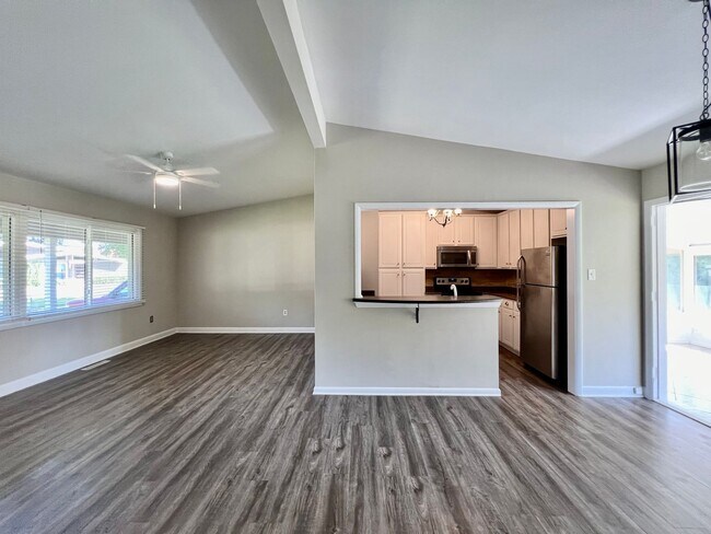 Building Photo - 3-Bedroom Home In Laurel Manor - Fenced Ba...