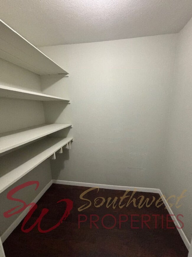 Building Photo - Spacious, bright updated 4 bedroom 3 bath close to campus!!