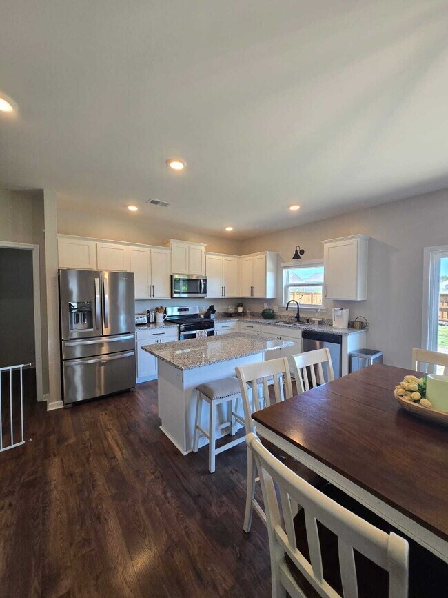 Building Photo - Charming Home in Sweet Briar Community