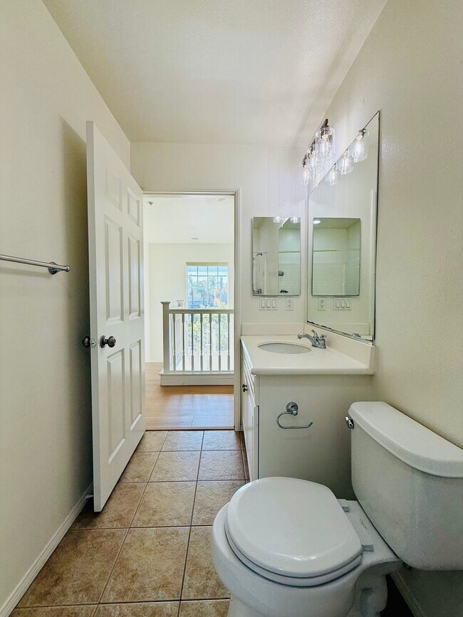 Building Photo - Remodelled 4 Bedroom Townhome for Lease in...