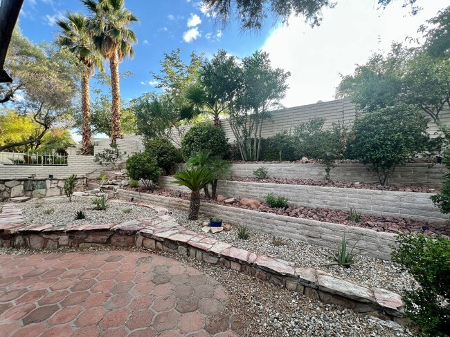 Building Photo - Hidden gem in the heart of Las Vegas