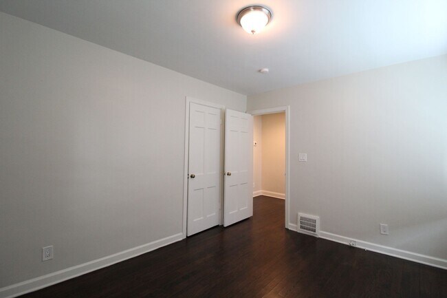 Building Photo - 2 Bedroom 1 Bath Home In Fairway KS