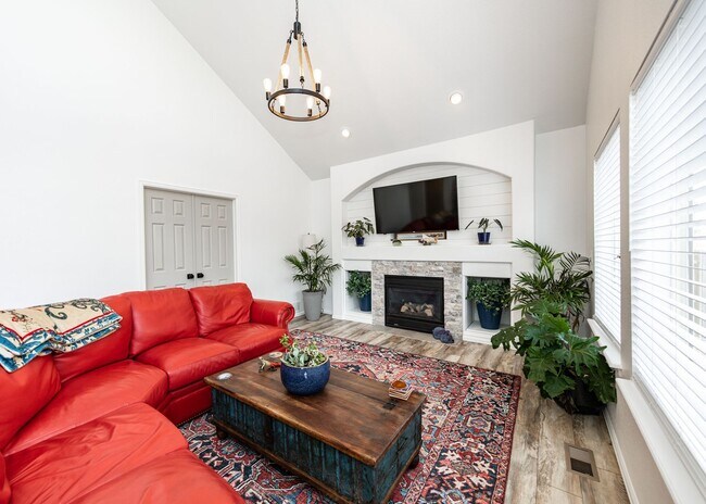 Building Photo - Beautiful 4 Bedroom Home in North Gate D20