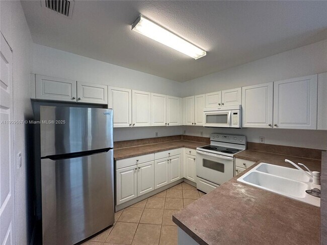 Building Photo - 3370 NE 14th Dr