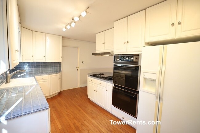 Building Photo - Santa Rosa: 3 bedroom, 2 1/2 bath Home wit...