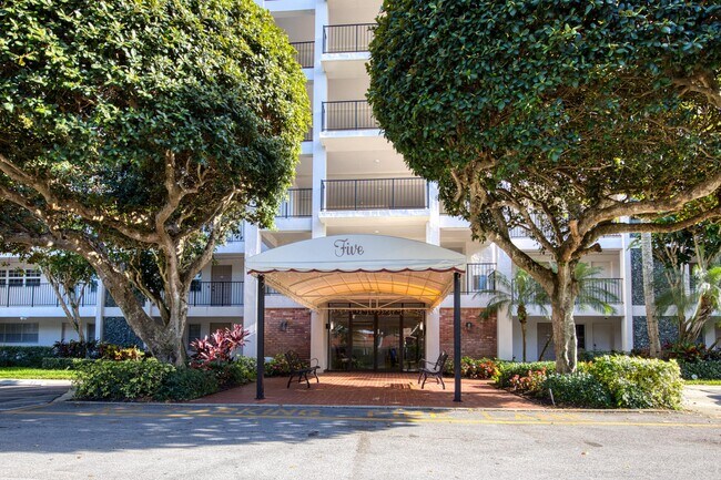 Building Photo - 2950 N Palm Aire Dr