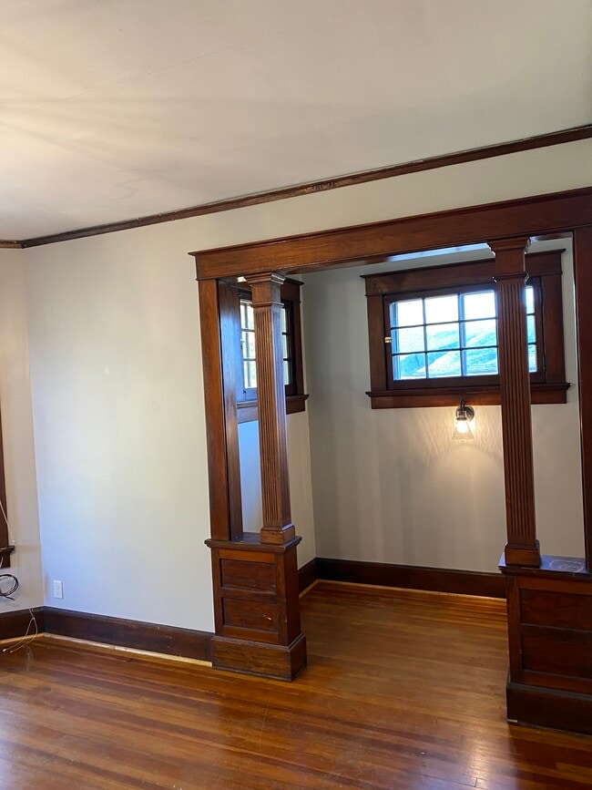 Building Photo - 1003 Maple Ave