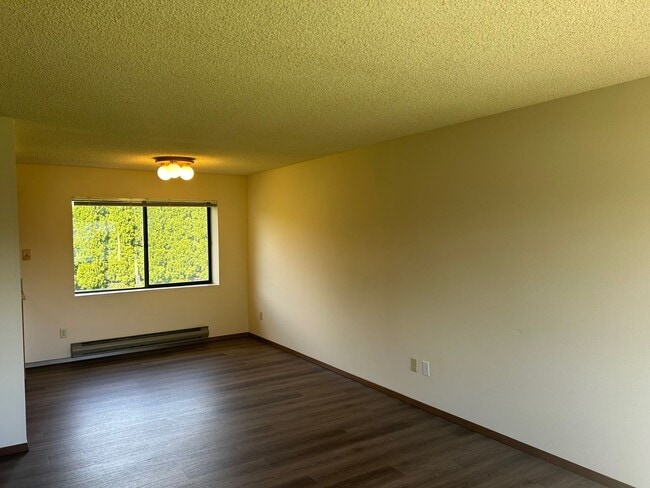Building Photo - 2 BD Duplex with Garage!