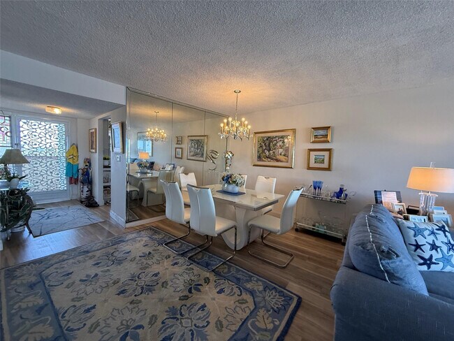 Building Photo - 1523 E Hillsboro Blvd