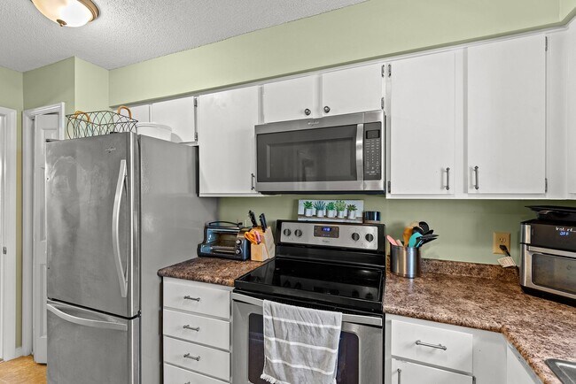 Building Photo - Townhouse in Chapel Hill