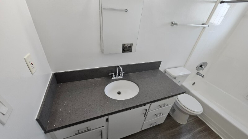 Building Photo - 545 Hayworth Ave