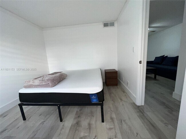 Building Photo - 326 Wilson St