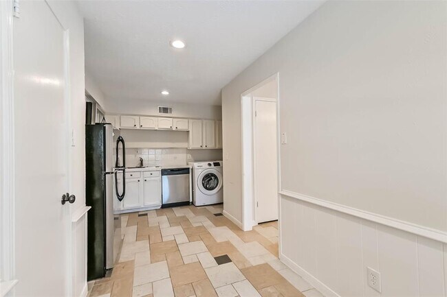 Building Photo - 496 N Post Oak Ln