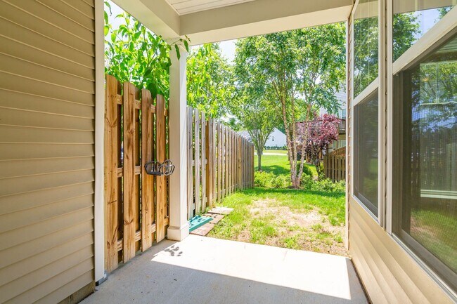 Building Photo - Beautiful 3 bedroom 2 Bath Town Home in Wi...