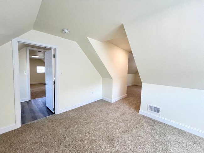 Building Photo - Now showing 3BR 2 full Bath house with lar...