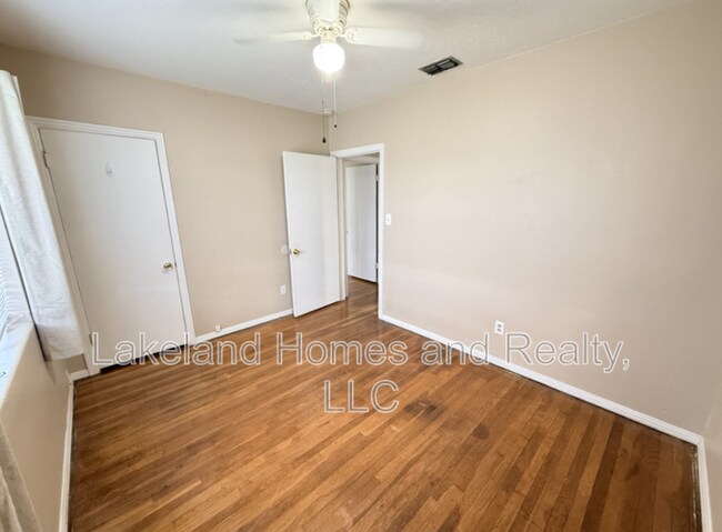 Building Photo - 3115 Buckingham Ave