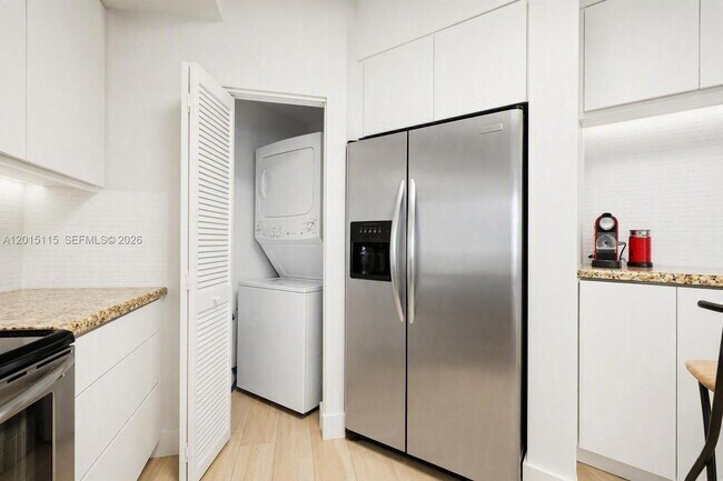 Building Photo - 888 Brickell Key Dr
