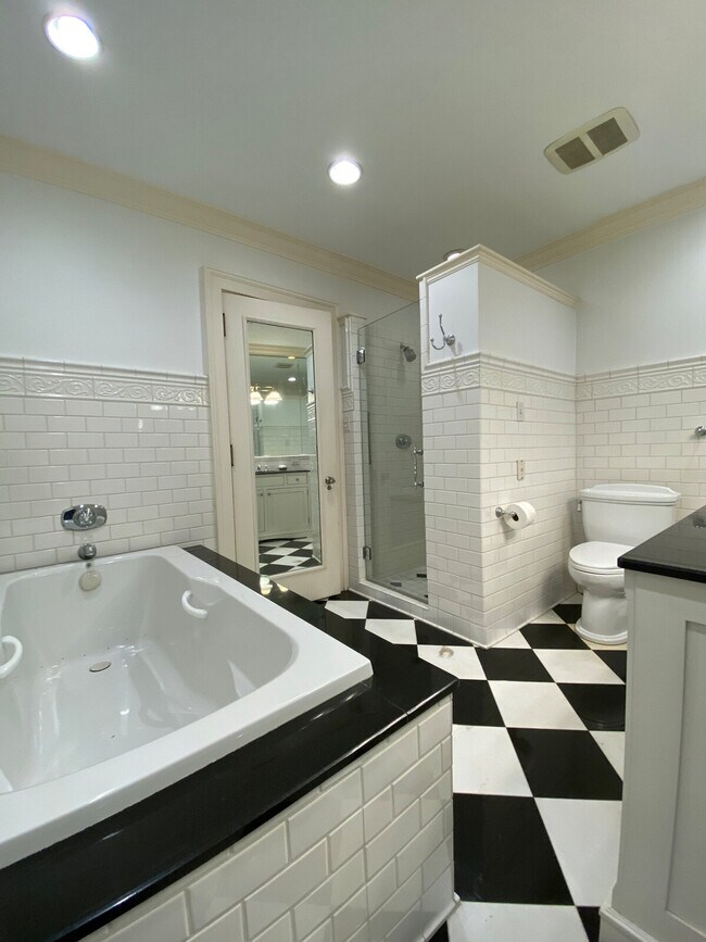 Building Photo - 3085 Fairmount Blvd