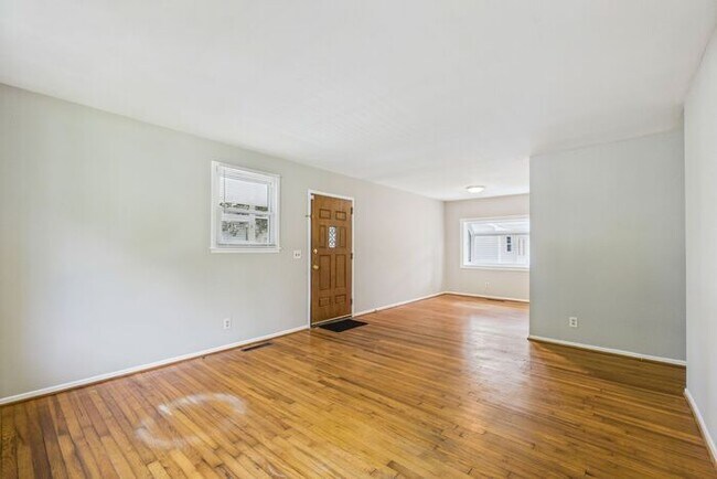 Building Photo - NW Brick Home in the Desirable Guilford Hi...