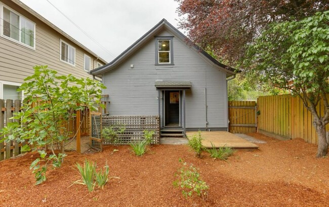 Building Photo - Charming 2-Bedroom Home for Rent near Univ...