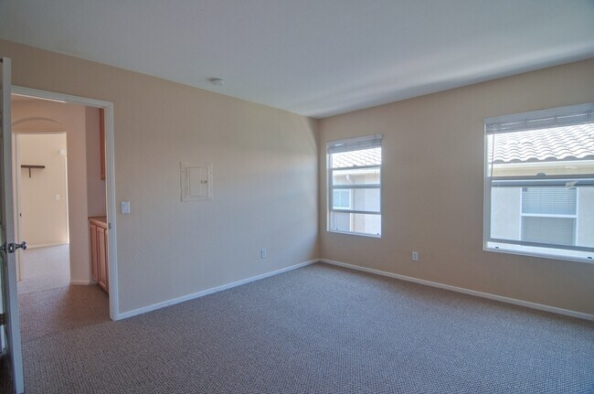 Building Photo - 758 Callecita Aquilla Sur