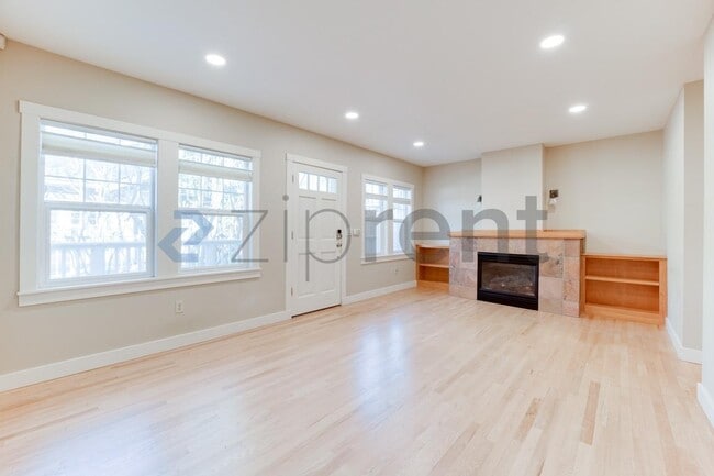 Building Photo - 2225 Eastlake Ave E