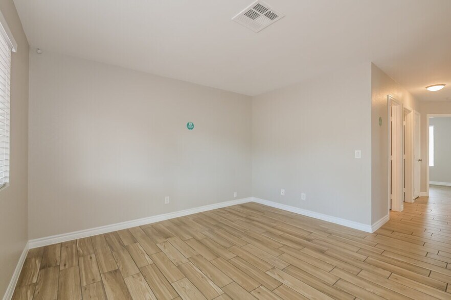 Building Photo - 824 Crabapple Dr