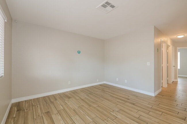 Building Photo - 824 Crabapple Dr