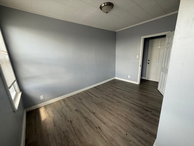 Building Photo - Third floor, 2 bedroom, 1 Bath in Manchest...