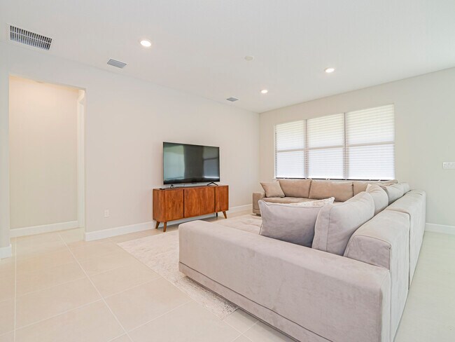 Building Photo - 3842 White Alder Wy