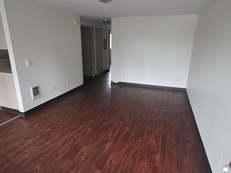 Building Photo - 753 Clay St E