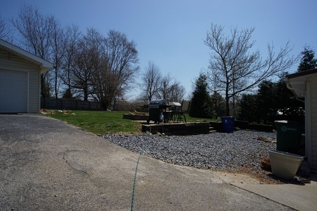 Building Photo - 3 Bedroom / 2 Bath House.  Easy access to US 460 and I 81. Detached Garage / Workshop.