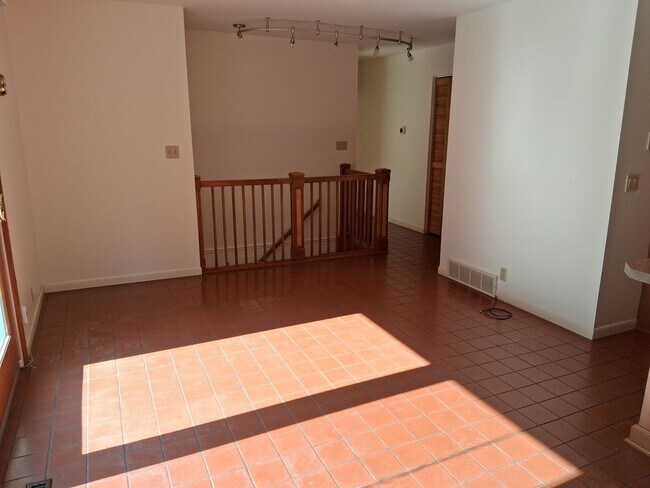 Building Photo - Beautiful 3-Bedroom Home with Pool on Lakeshore Drive