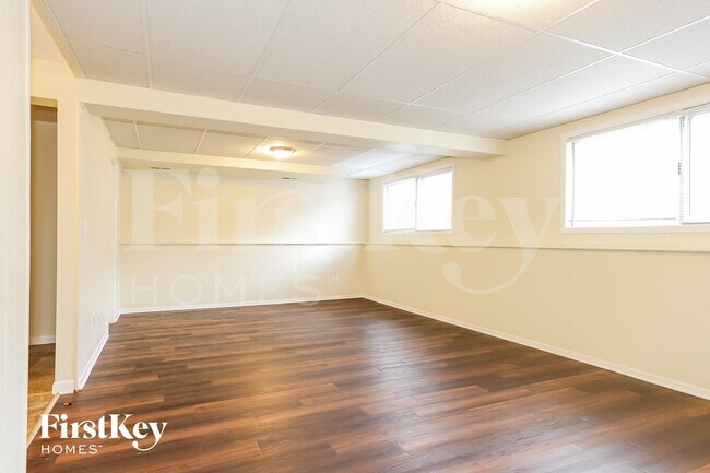 Building Photo - 185 Mulford Dr