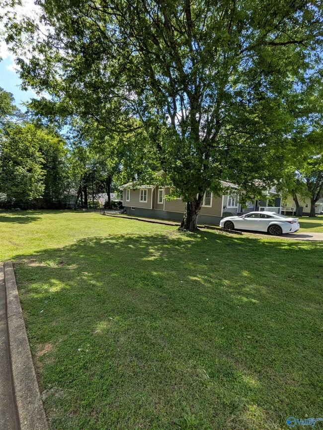 Building Photo - 2404 Whitesburg Dr