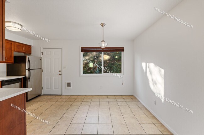 Building Photo - Cozy Multnomah Village Condo- Water, Sewer and Garbage included!