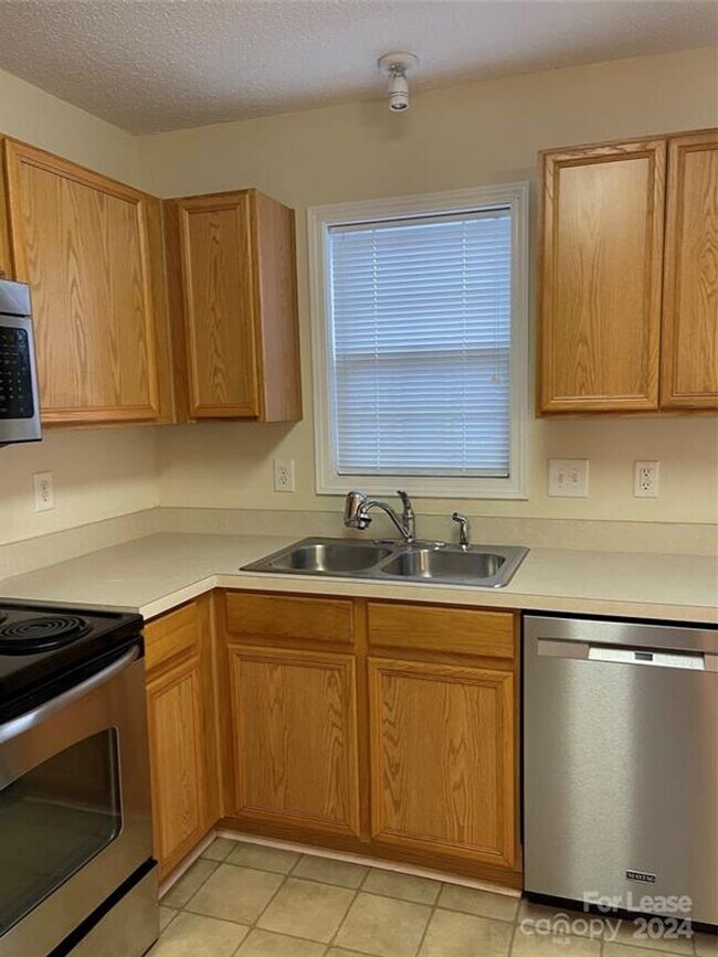 Building Photo - Charming 2 Bedroom Townhouse with Included Lawncare