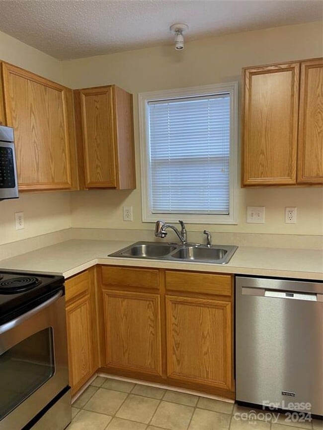 Building Photo - Spacious 2BR 2BA Townhome In Prime Location!