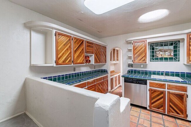 Building Photo - Centrally Located 4-Bed, 2-Bath Tucson Rental – Near U of A